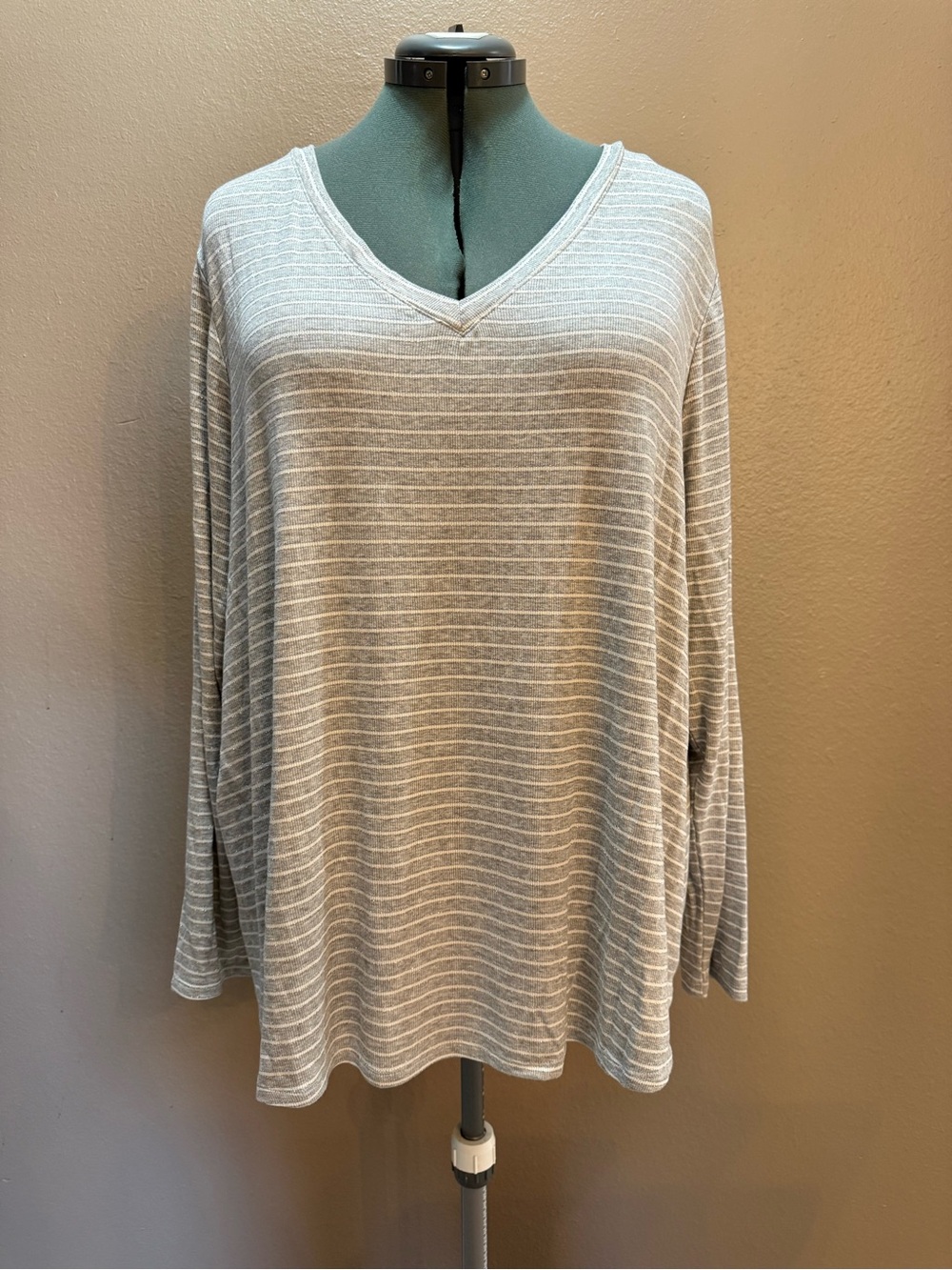 Lane Bryant Metallic Striped V-Neck Ribbed Top Grey Silver Plus Size 22/24 NWT